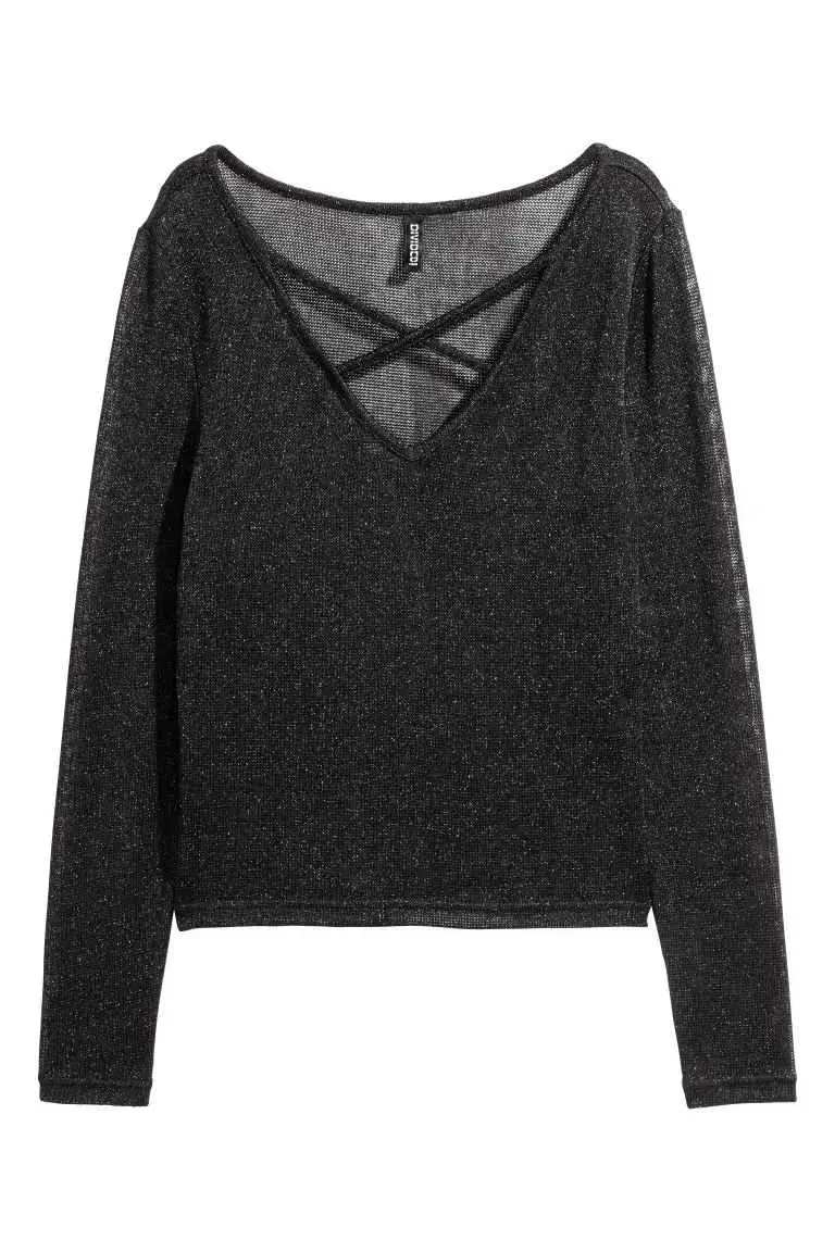 Polera negra con diseño cruzado - 1