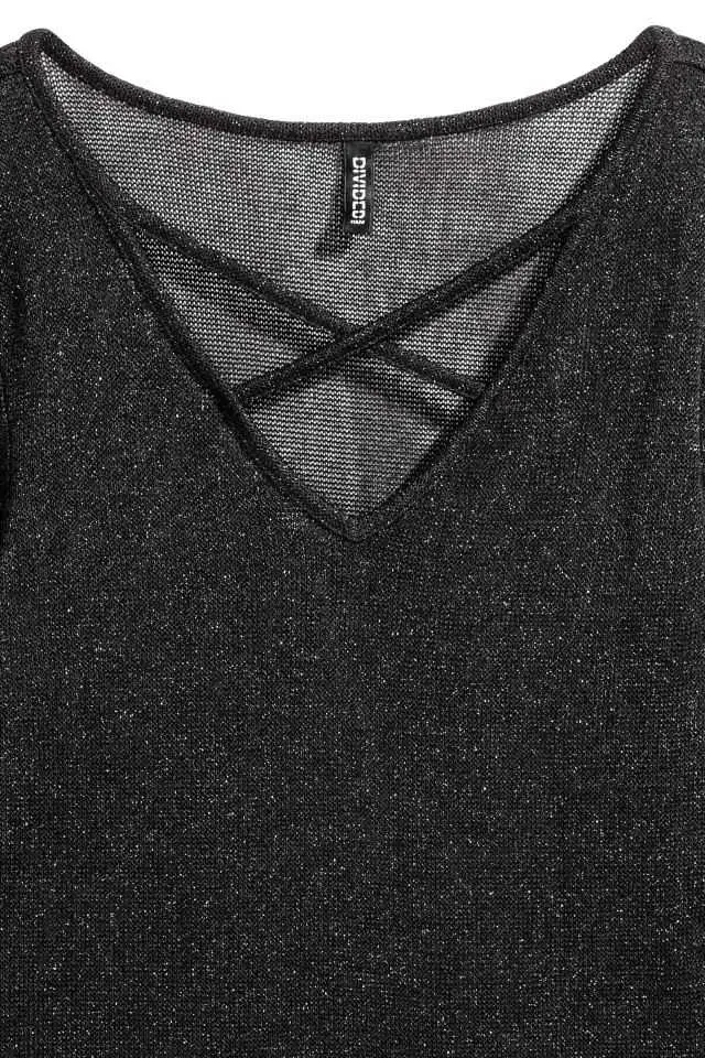 Polera negra con diseño cruzado - 2