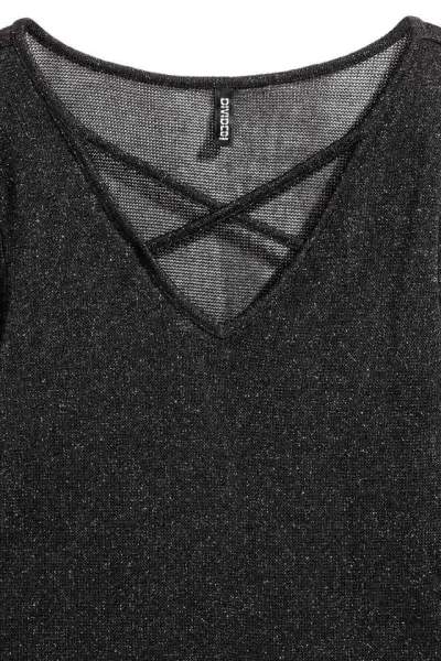 Polera negra con diseño cruzado - miniatura 2