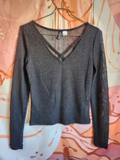 Polera negra con diseño cruzado - miniatura 3
