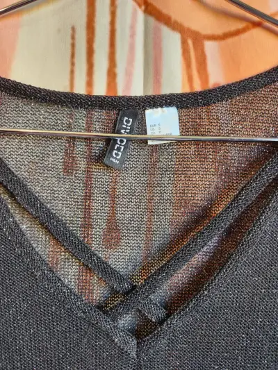Polera negra con diseño cruzado - miniatura 4