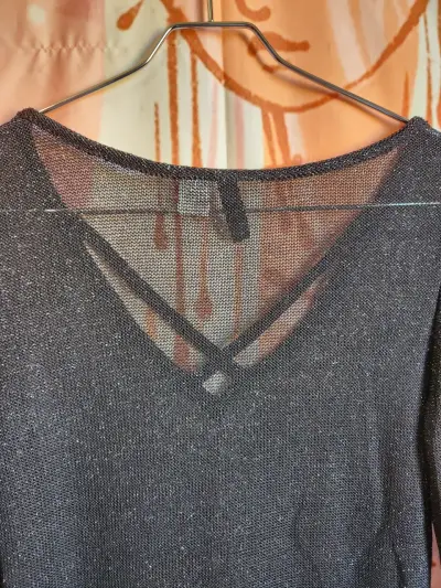 Polera negra con diseño cruzado - miniatura 5