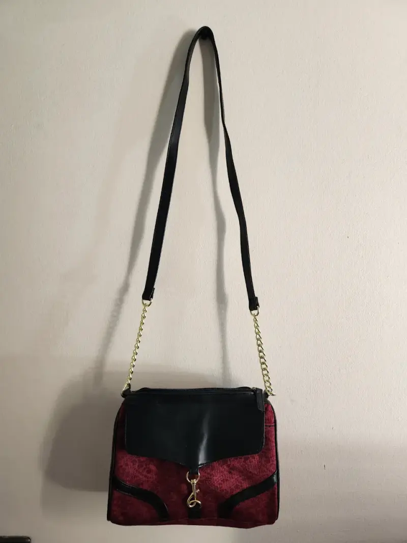 Cartera de hombro bordó con detalles negros - 2