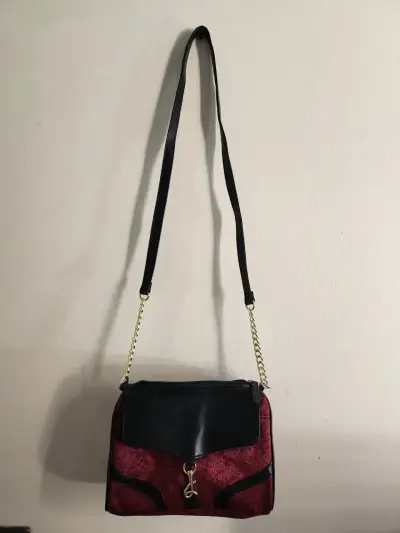 Cartera de hombro bordó con detalles negros - miniatura 2