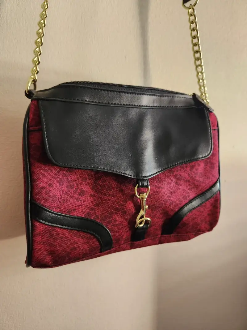 Cartera de hombro bordó con detalles negros - 3