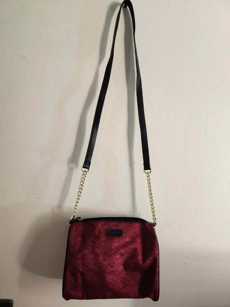 Cartera de hombro bordó con detalles negros - 4