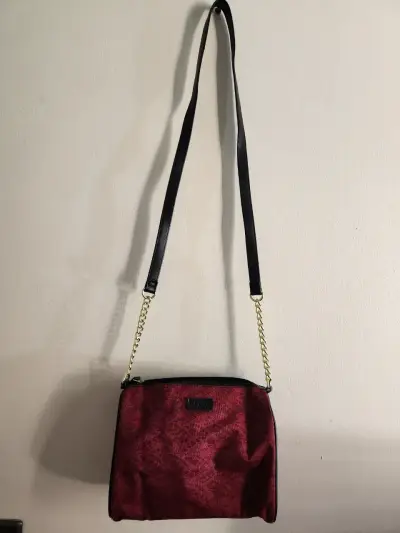 Cartera de hombro bordó con detalles negros - miniatura 4