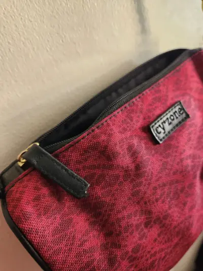 Cartera de hombro bordó con detalles negros - miniatura 5