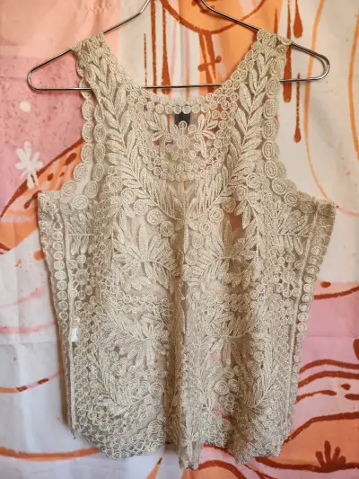 Blusa sin mangas de encaje beige para mujer - miniatura 4