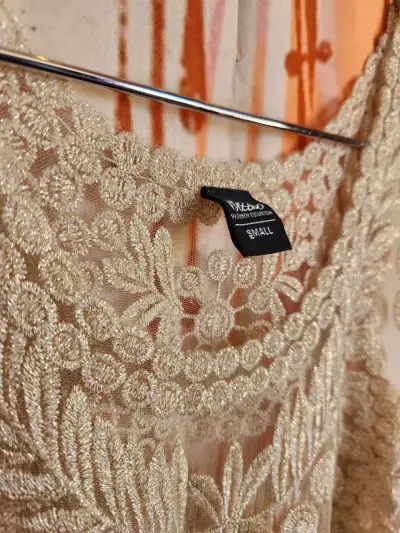 Blusa sin mangas de encaje beige para mujer - miniatura 5
