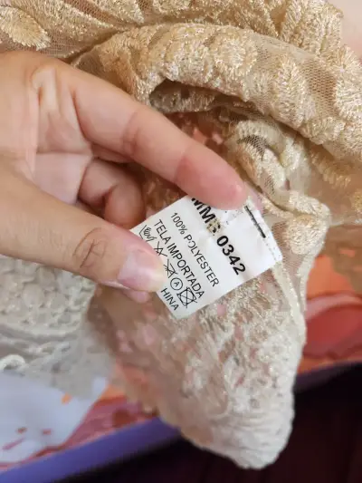 Blusa sin mangas de encaje beige para mujer - miniatura 6