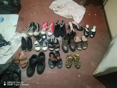 Lote de zapatos variados para adultos y niños - miniatura 1