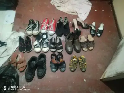Lote de zapatos variados para adultos y niños - miniatura 2