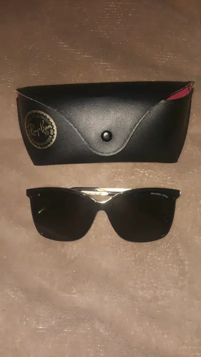 Gafas de sol Michael Kors negras con estuche - miniatura 1