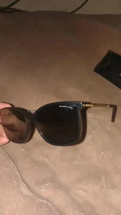 Gafas de sol Michael Kors negras con estuche - miniatura 2