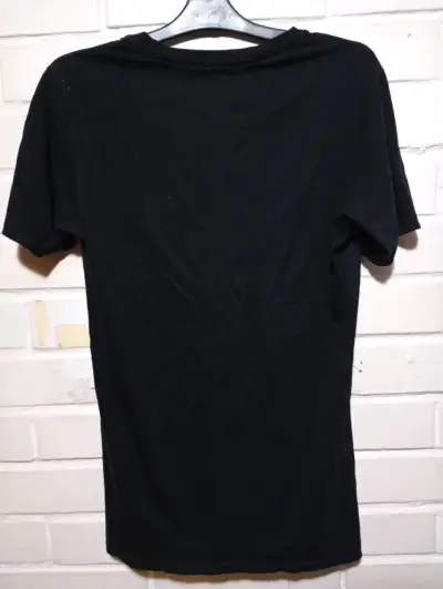Polera negra Armani , diseño de billetes. - miniatura 1