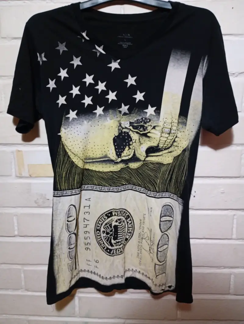 Polera negra Armani , diseño de billetes. - 2