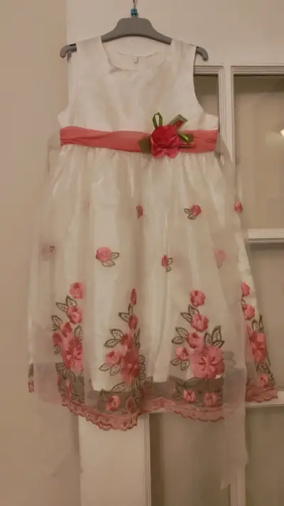 Vestido de niña con flores bordadas y lazo - miniatura 1