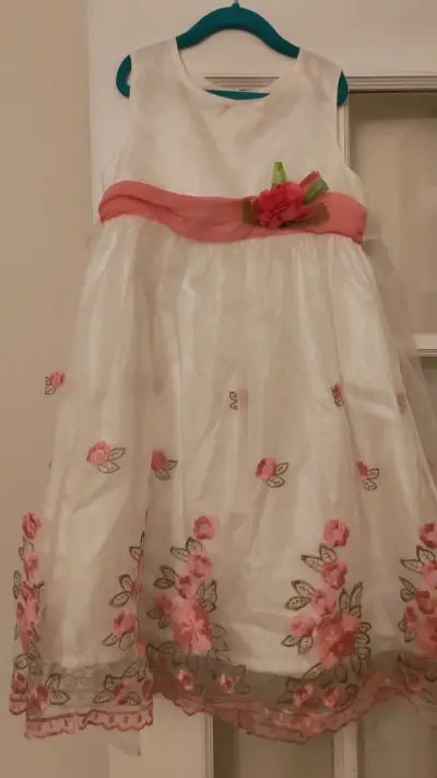 Vestido de niña con flores bordadas y lazo - miniatura 2