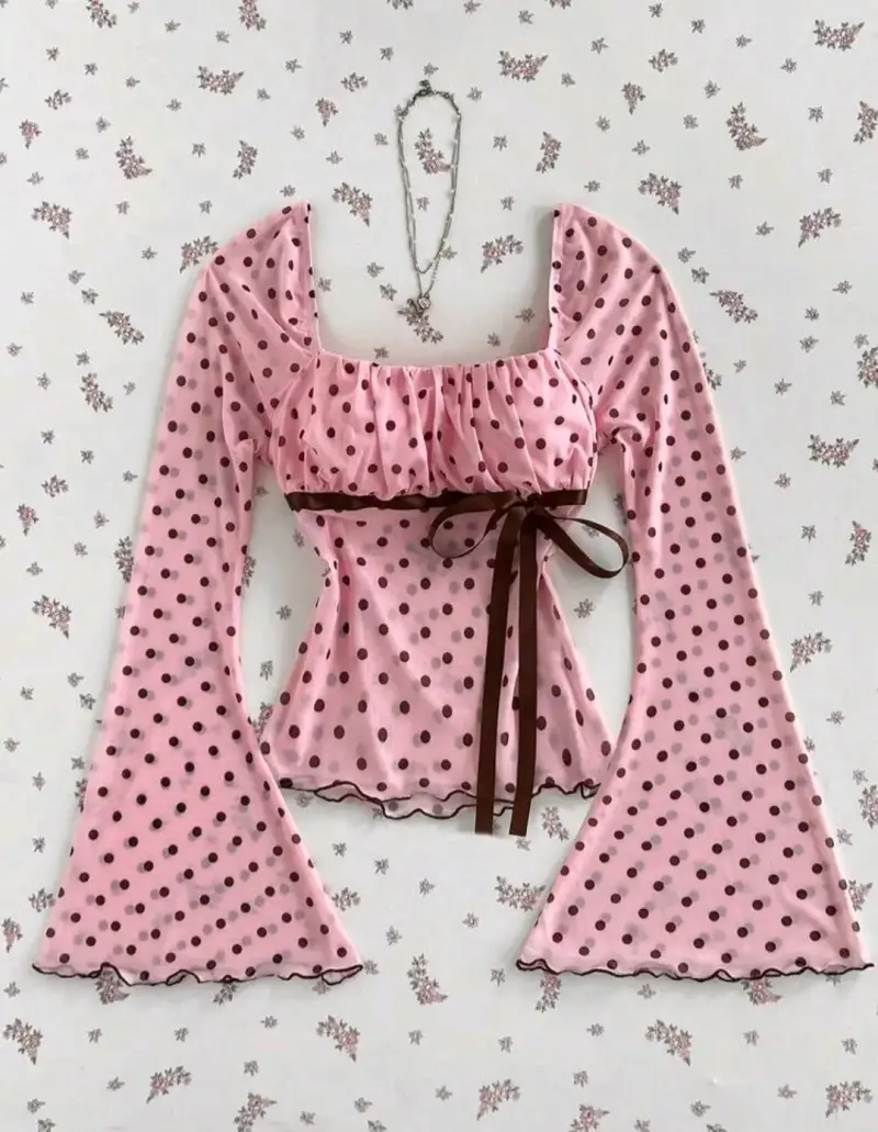 Blusa rosa de lunares con mangas acampanadas