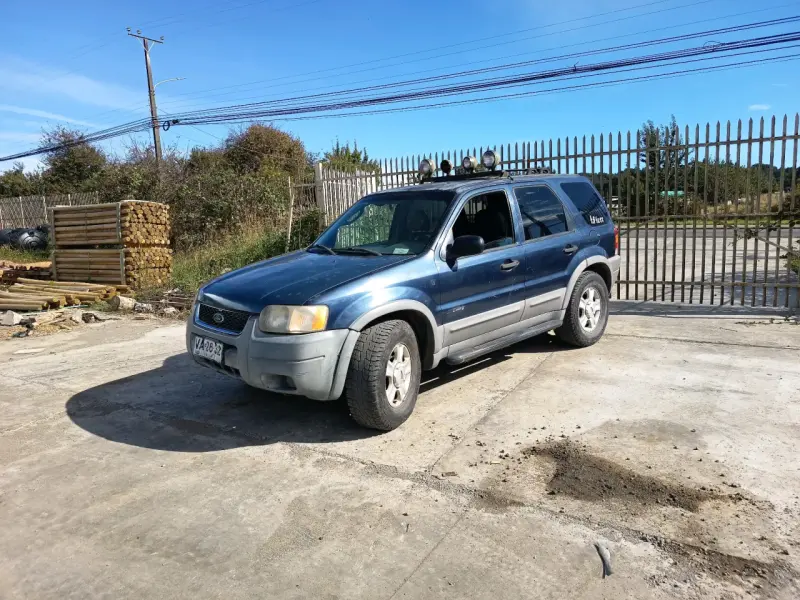 Camioneta SUV Ford Escape azul en buen estado