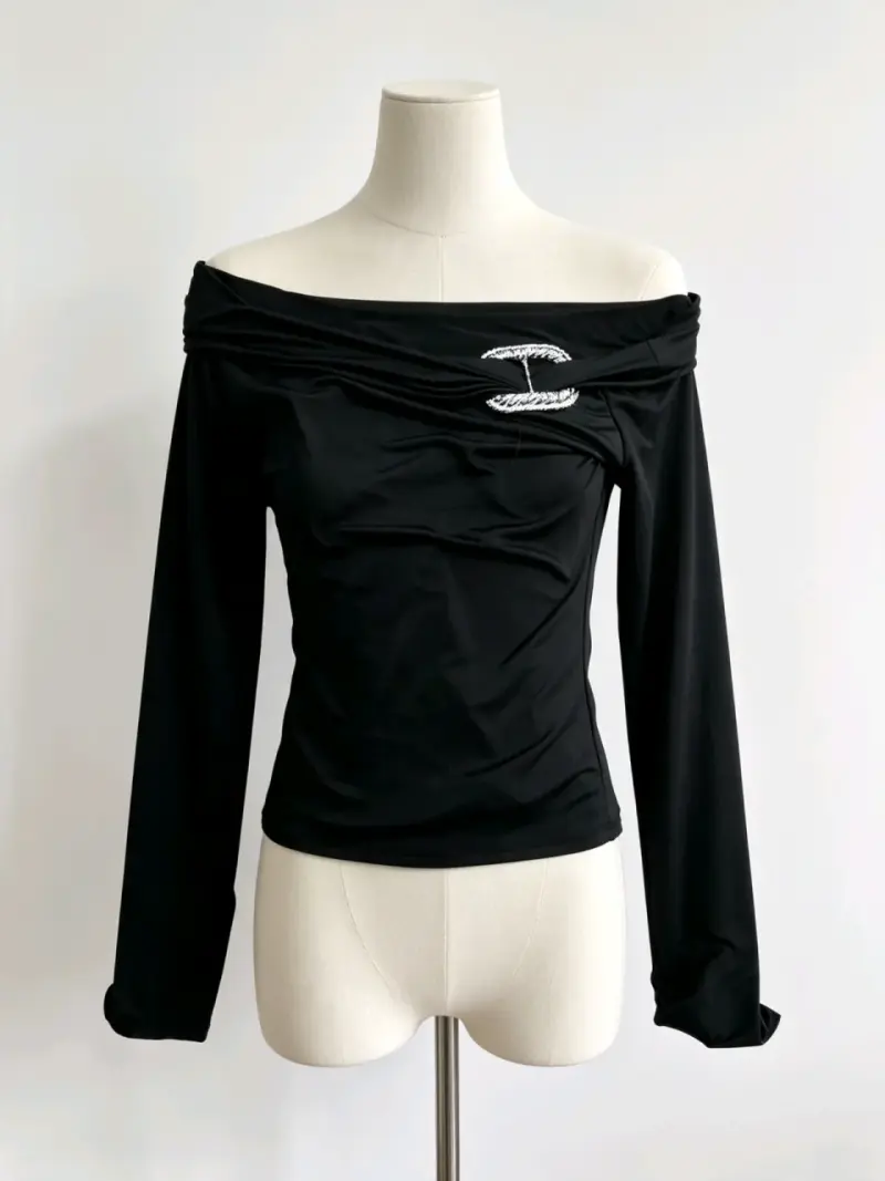 Blusa negra hombros descubiertos con detalle decorativo - 1