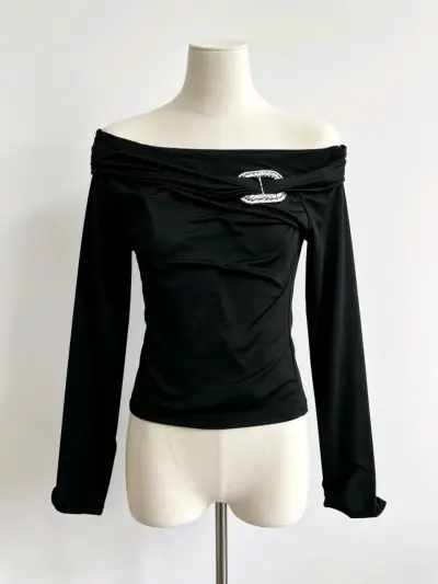 Blusa negra hombros descubiertos con detalle decorativo - miniatura 1