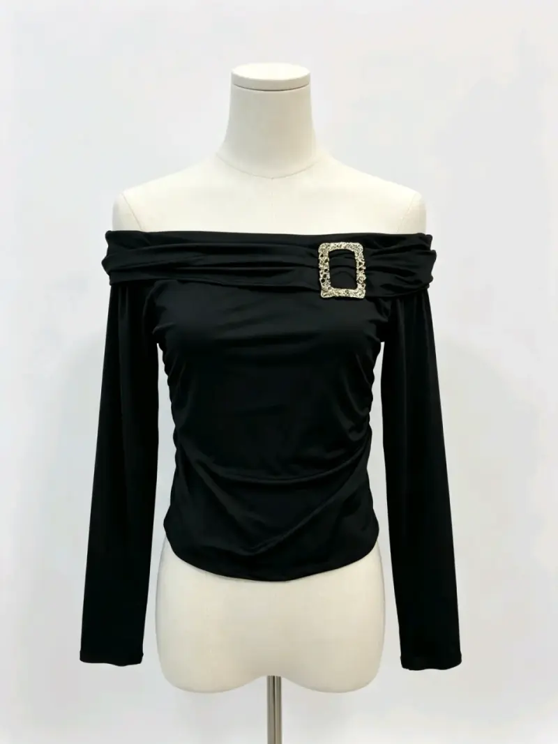 Blusa negra hombros descubiertos con detalle decorativo - 2