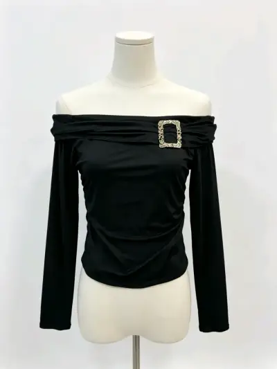 Blusa negra hombros descubiertos con detalle decorativo - miniatura 2