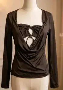 Blusa negra hombros descubiertos con detalle decorativo - 3