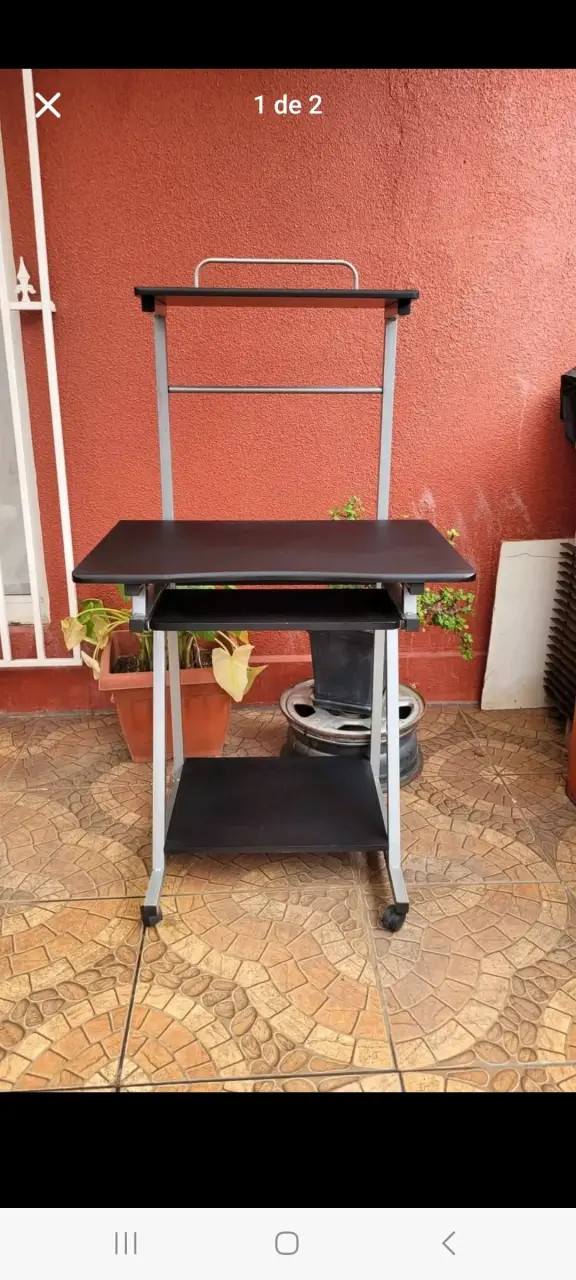 Escritorio compacto con ruedas para computador - 1
