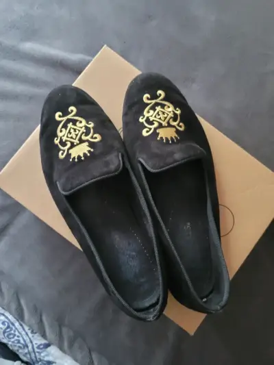 Zapatillas de terciopelo negro con bordado dorado - miniatura 1