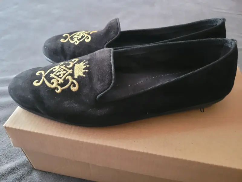Zapatillas de terciopelo negro con bordado dorado - 2
