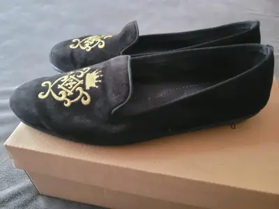 Zapatillas de terciopelo negro con bordado dorado - miniatura 2