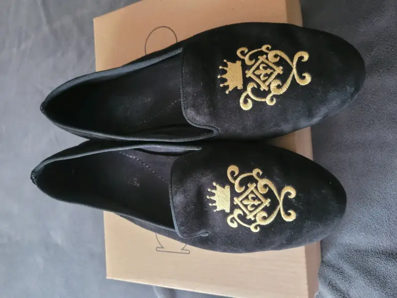 Zapatillas de terciopelo negro con bordado dorado - 3