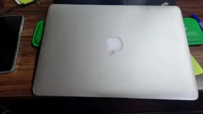 MacBook Air en buen estado con pantalla de 13 pulgadas - miniatura 3