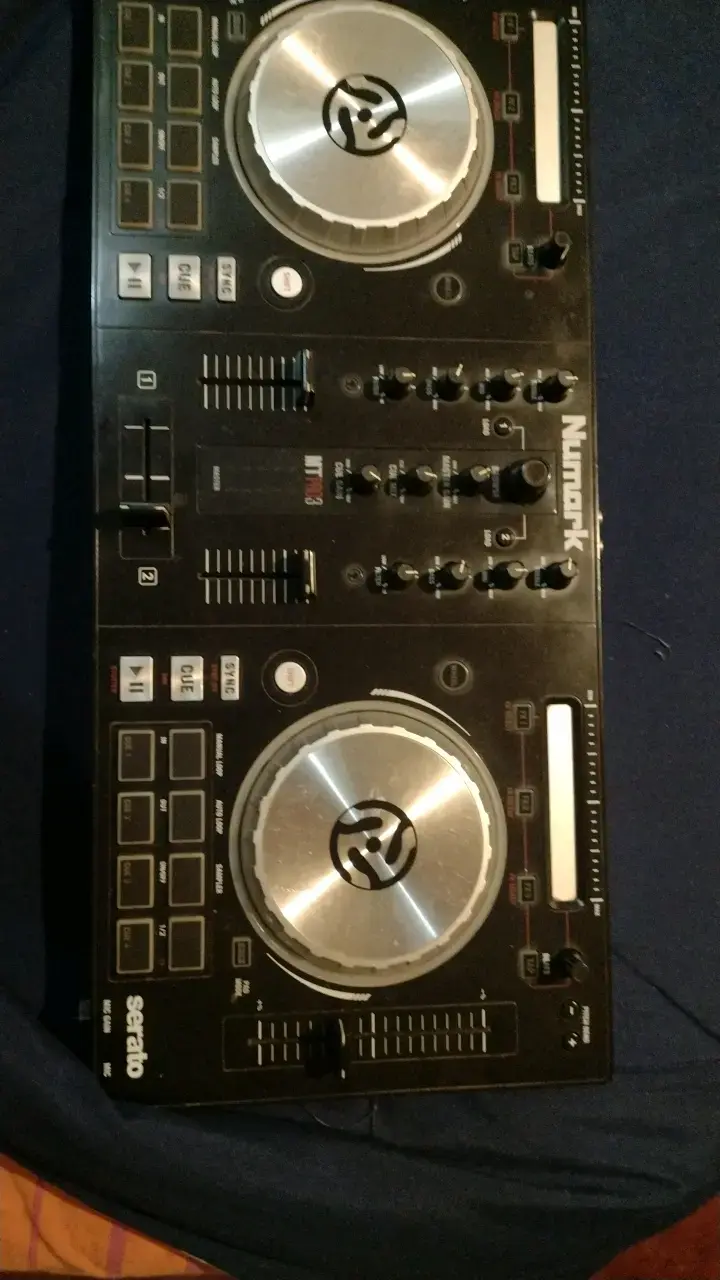 Controlador DJ Numark Mixtrack Pro 3 - 1