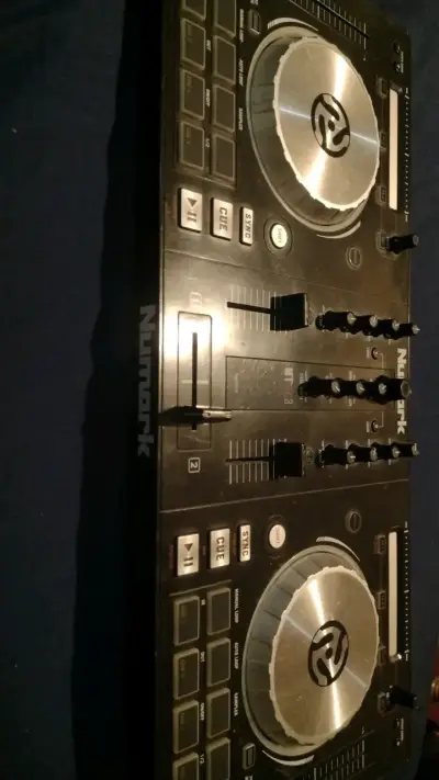 Controlador DJ Numark Mixtrack Pro 3 - miniatura 2