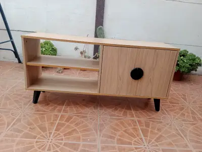 Mueble de TV moderno con puertas y estantes - miniatura 1