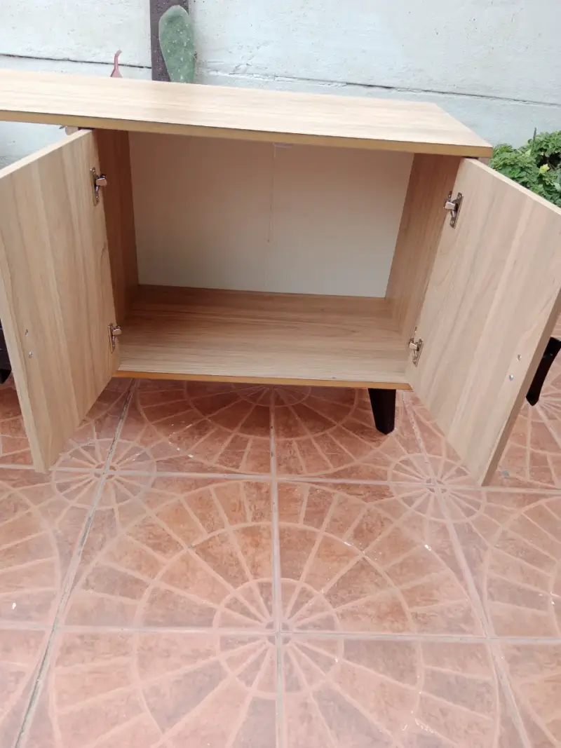 Mueble de TV moderno con puertas y estantes - 2