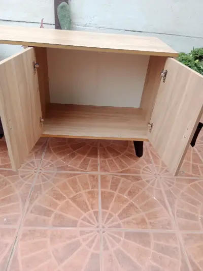Mueble de TV moderno con puertas y estantes - miniatura 2
