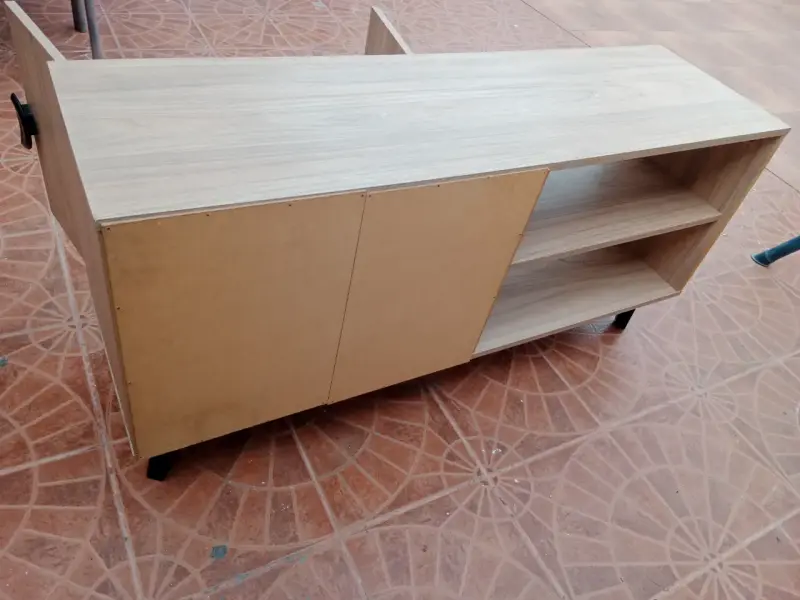 Mueble de TV moderno con puertas y estantes - 3