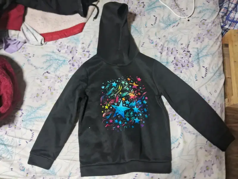 Polerón negro con diseño de estrellas coloridas