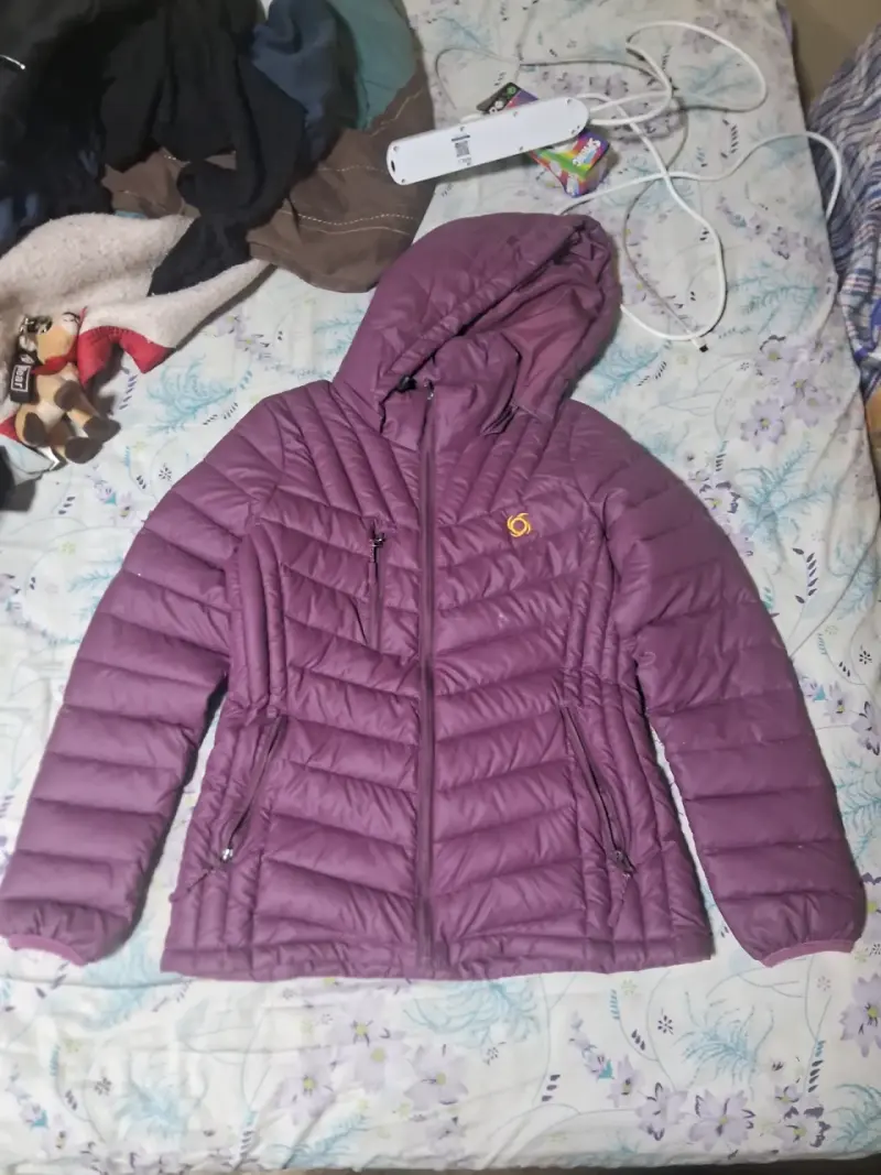 Chaqueta acolchada morada con capucha