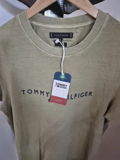 Polera Tommy Hilfiger verde oliva para hombre - miniatura 1
