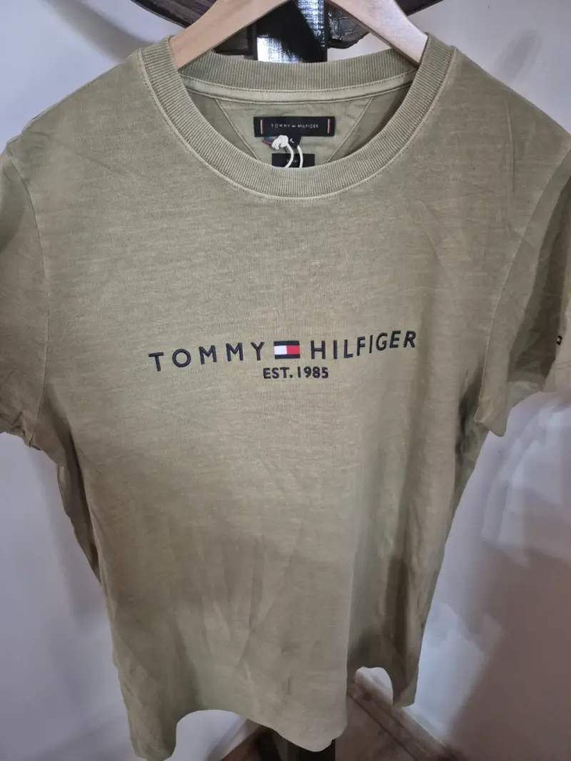 Polera Tommy Hilfiger verde oliva para hombre - 2