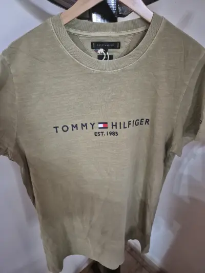 Polera Tommy Hilfiger verde oliva para hombre - miniatura 2