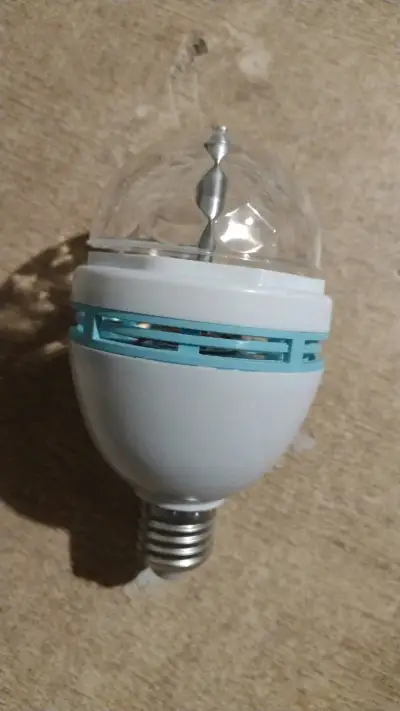 Lámpara LED Giratoria de Colores para Fiesta - miniatura 1