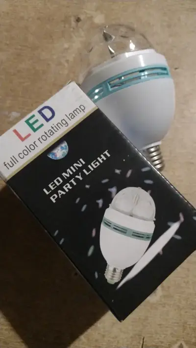 Lámpara LED Giratoria de Colores para Fiesta - miniatura 2