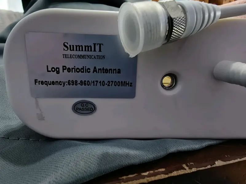 Antena Log Periódica SummIT para Telecomunicaciones - 3